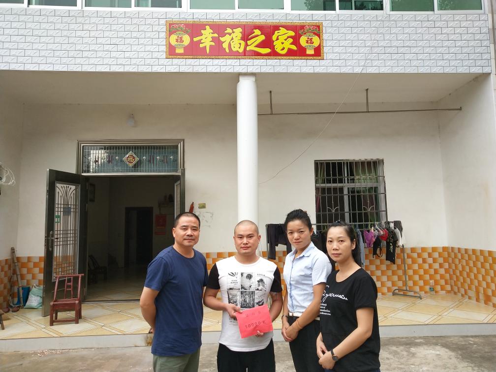 真情暖人心，集團(tuán)領(lǐng)導(dǎo)探望生病職工